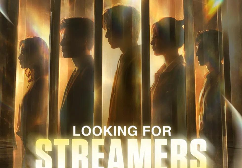 Siluet lima streamer di dalam pilar kaca emas